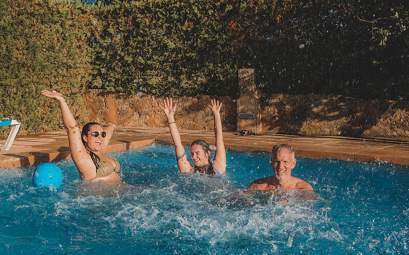 Lisa, Lisa-Maria und Martin im Pool