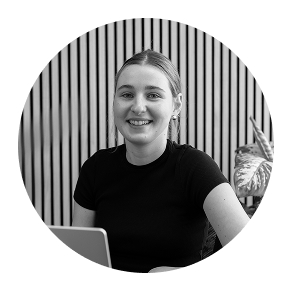 Frau lächelt vor Laptop, mit Pflanze im Hintergrund, auf einer modernen, SEO-orientierten WordPress-Webseite.