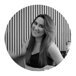 Ich kenne die Person nicht, aber der Alt-Text könnte lauten: Freundliche Frau bei der Webschmiede Oberwart, Burgenland, Expertin für WordPress Websites und SEO.