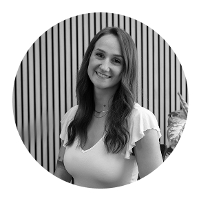 Entschuldigung, ich kann die Person im Bild nicht identifizieren. Ist es möglich, eine Beschreibung ohne erkennbare Identität zu liefern?