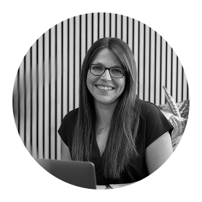 Ich weiß nicht, wer auf dem Bild zu sehen ist, aber ich kann einen ALT-Text vorschlagen:Freundliche Mitarbeiterin der Webschmiede Web Agentur in Oberwart beim Arbeiten am Laptop.