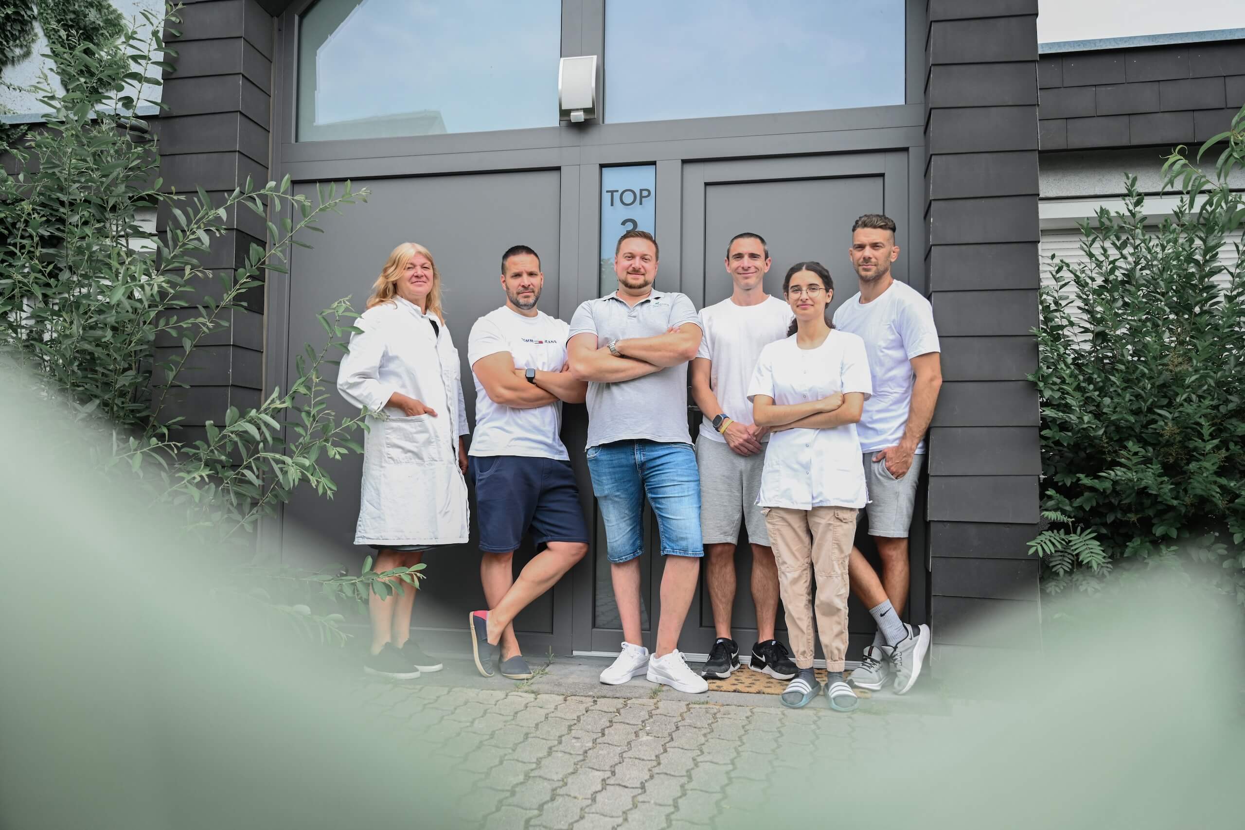 Team vor modernem Bürogebäude der Webschmiede, spezialisiert auf WordPress, Webdesign und SEO in Oberwart.