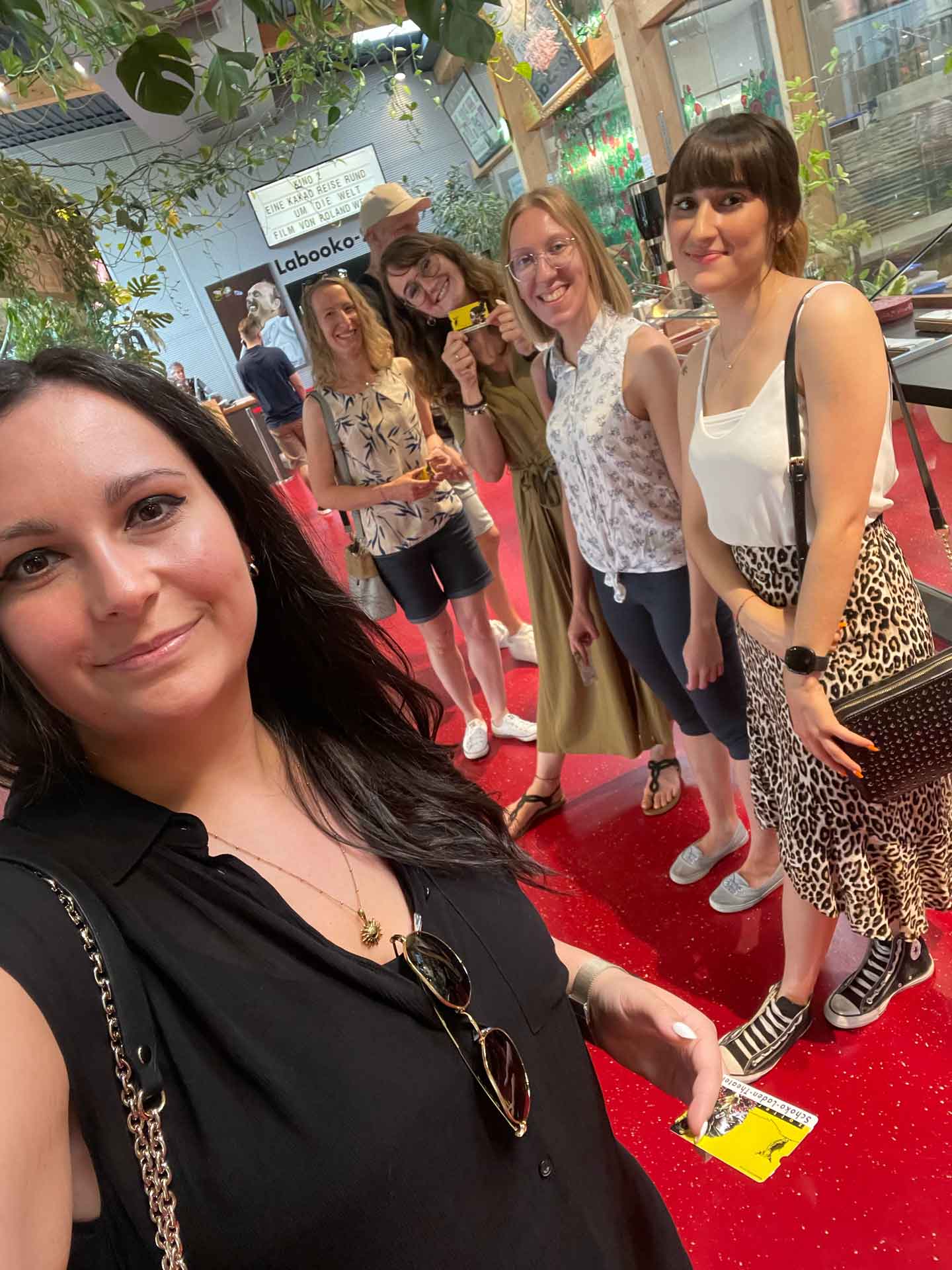 Team-Webschmiede bei einem kreativen Treffen in einem modernen Raum mit grüner Dekoration.