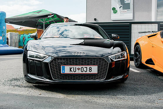 Schwarzer Audi R8 auf Parkplatz, perfekte Fahrzeug-Integration für modernes WordPress-Webdesign von Webschmiede.