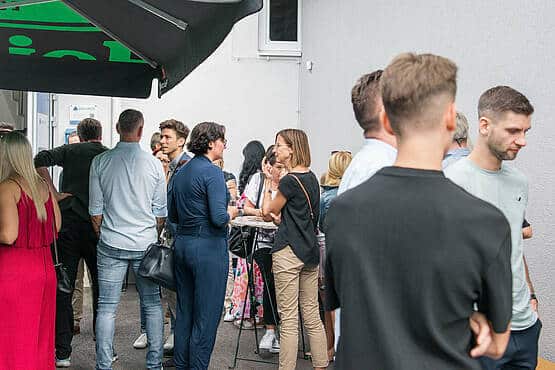 Gruppe von Personen bei einem Networking-Event im Freien, organisiert von der Webschmiede WordPress Agentur Oberwart.