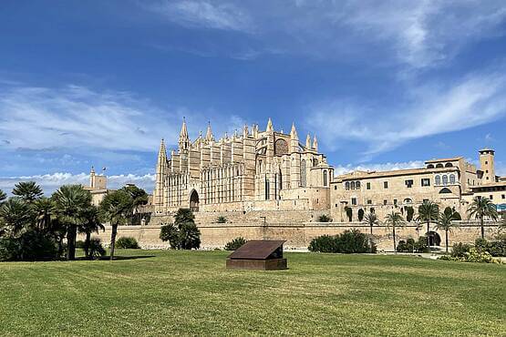 Kathedrale vor blauem Himmel und Park in Spanien, repräsentativ für internationale Projekte der Webschmiede WordPress Agentur.