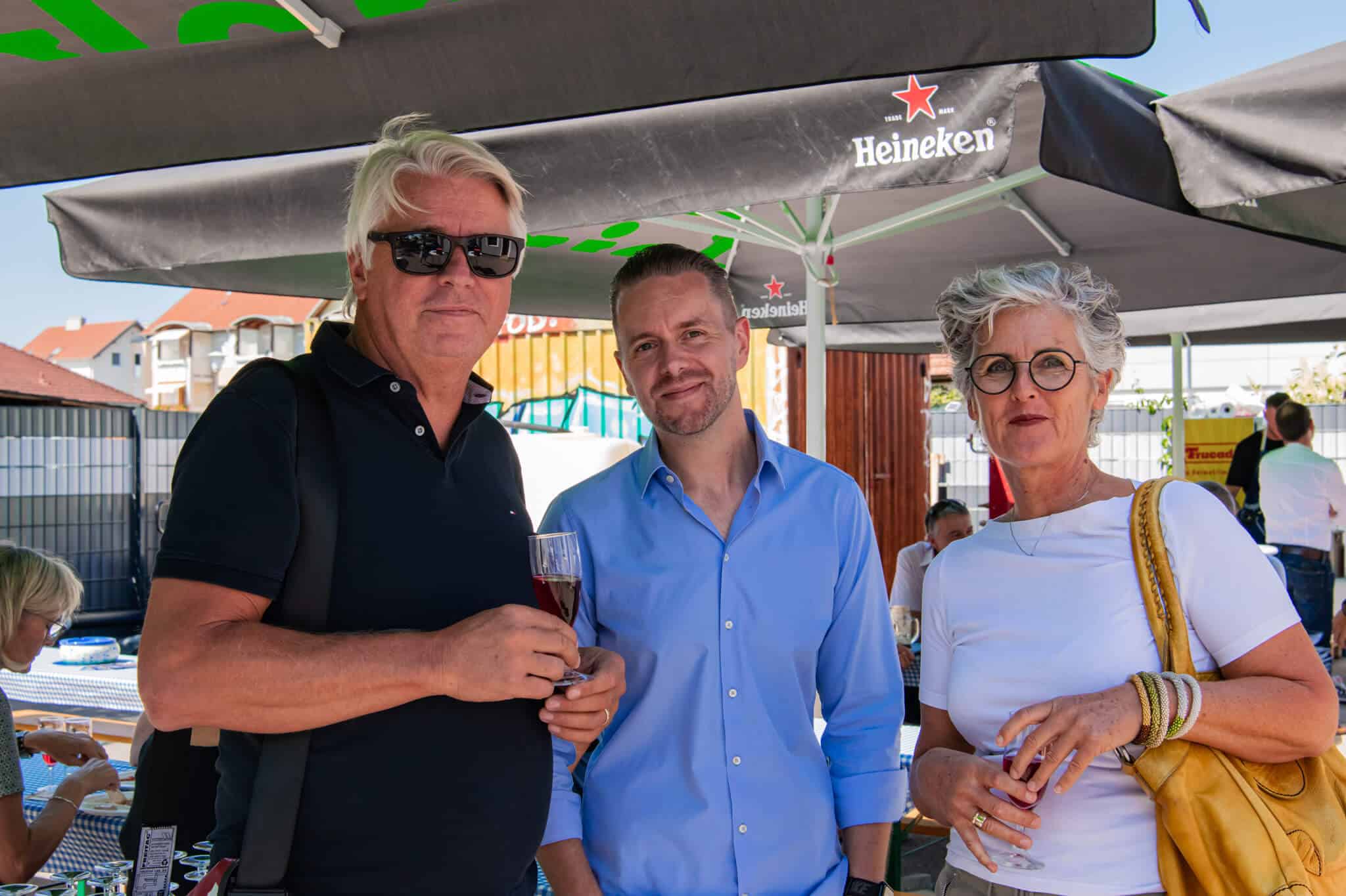 Menschen in geselliger Runde bei einem Event der Webschmiede WordPress Agentur in Oberwart, Burgenland.