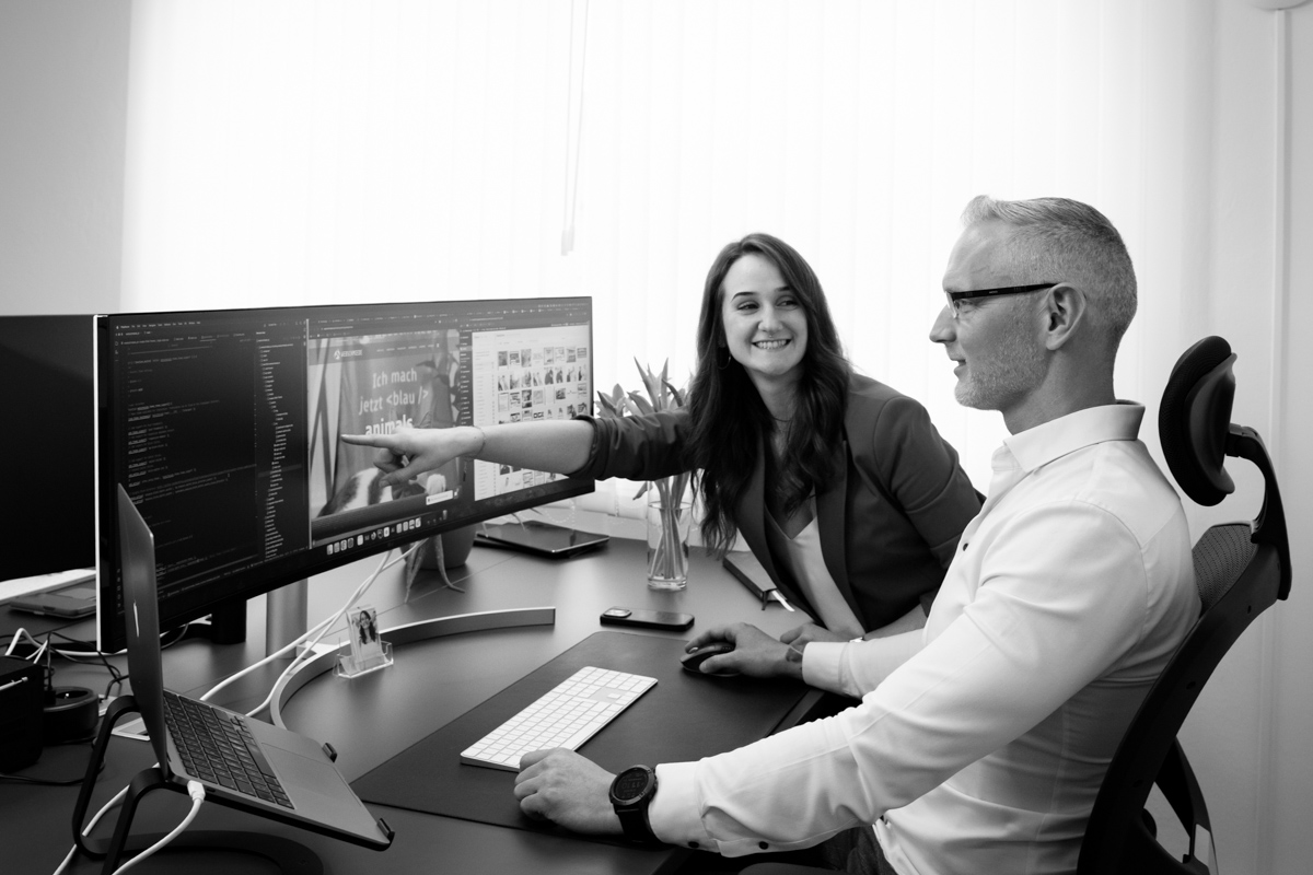 Team diskutiert Webdesign am Bildschirm in der WordPress Agentur Webschmiede, Oberwart.