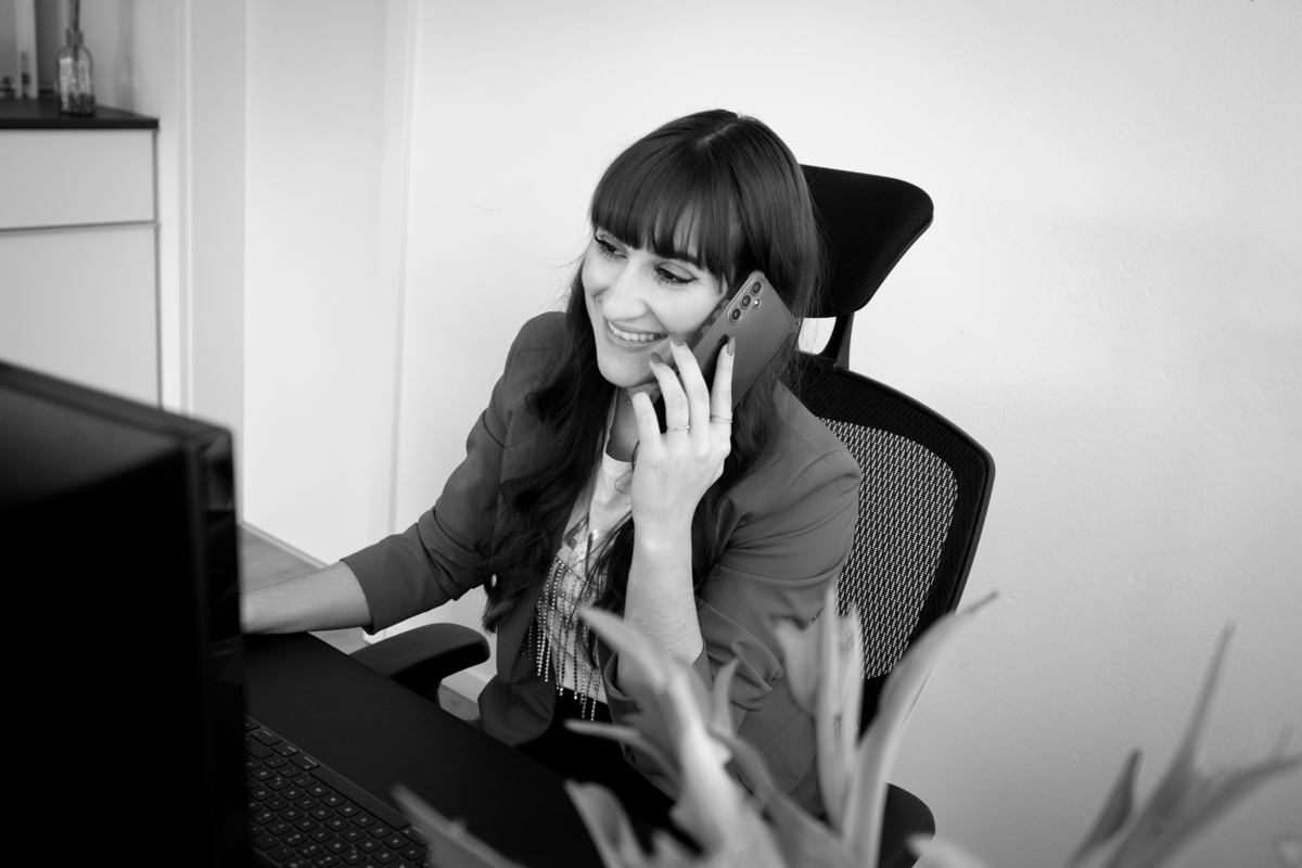 Mitarbeiterin der Webschmiede telefoniert im Büro in Oberwart, unterstützt Kunden bei WordPress-Webdesign und SEO.