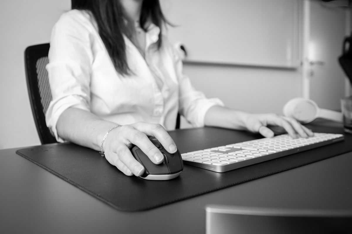 Person nutzt Computermaus und Tastatur im Büro, symbolisiert Webdesign und SEO-Arbeit der Webschmiede aus Oberwart.