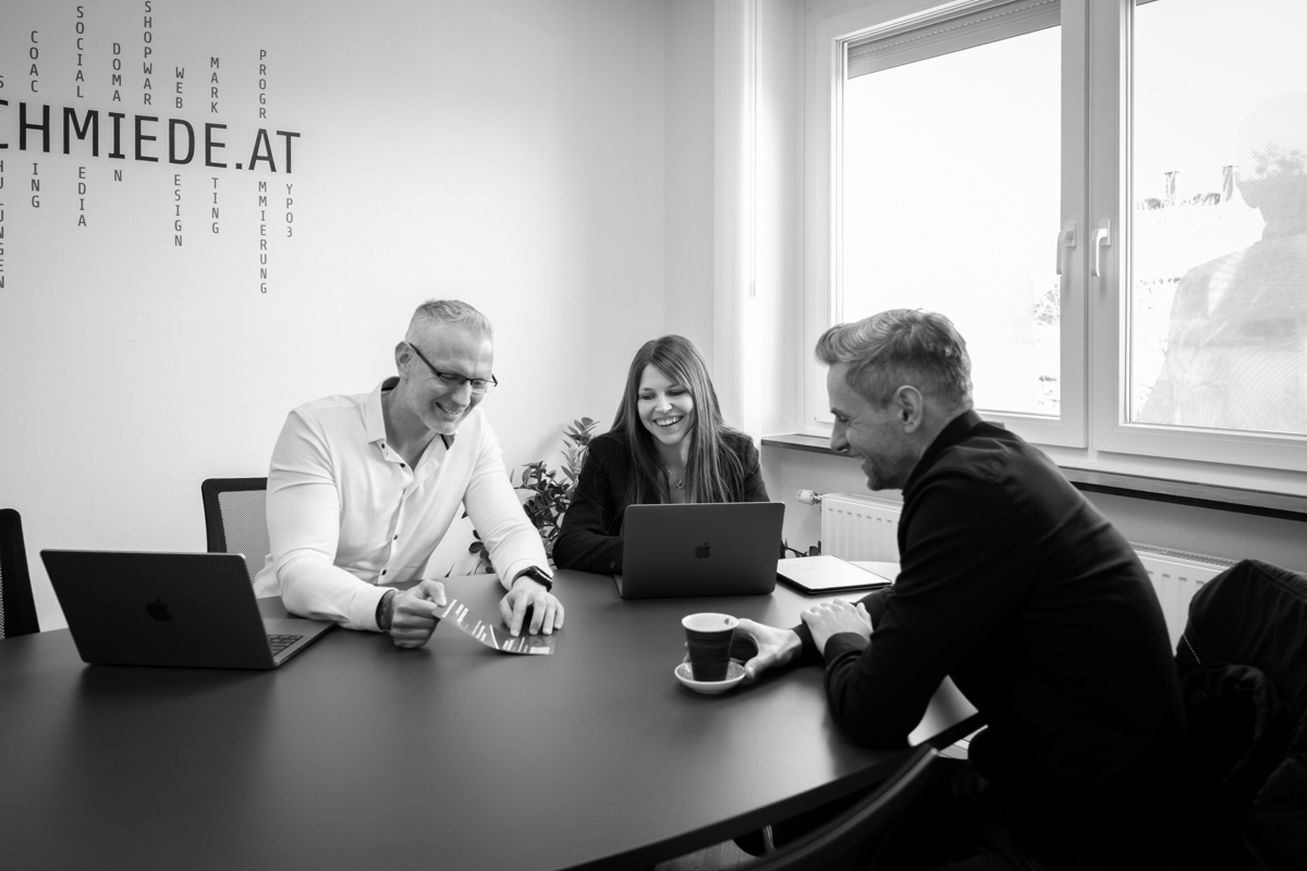 Teammeeting in der Webschmiede WordPress Agentur, Oberwart, mit Fokus auf Sichtbarkeit und Conversions.