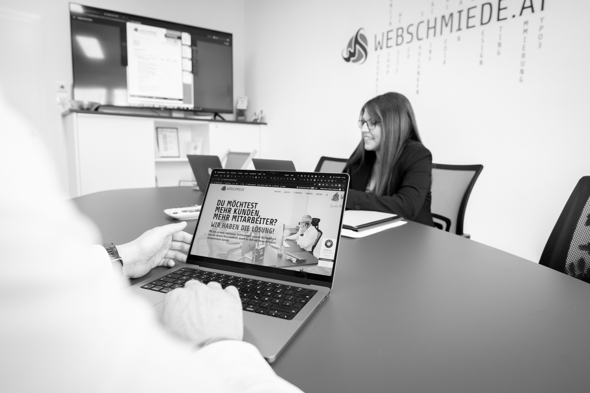 Team arbeitet im Büro der Webschmiede-Agentur an WordPress-Website-Entwicklung und SEO-Strategien.