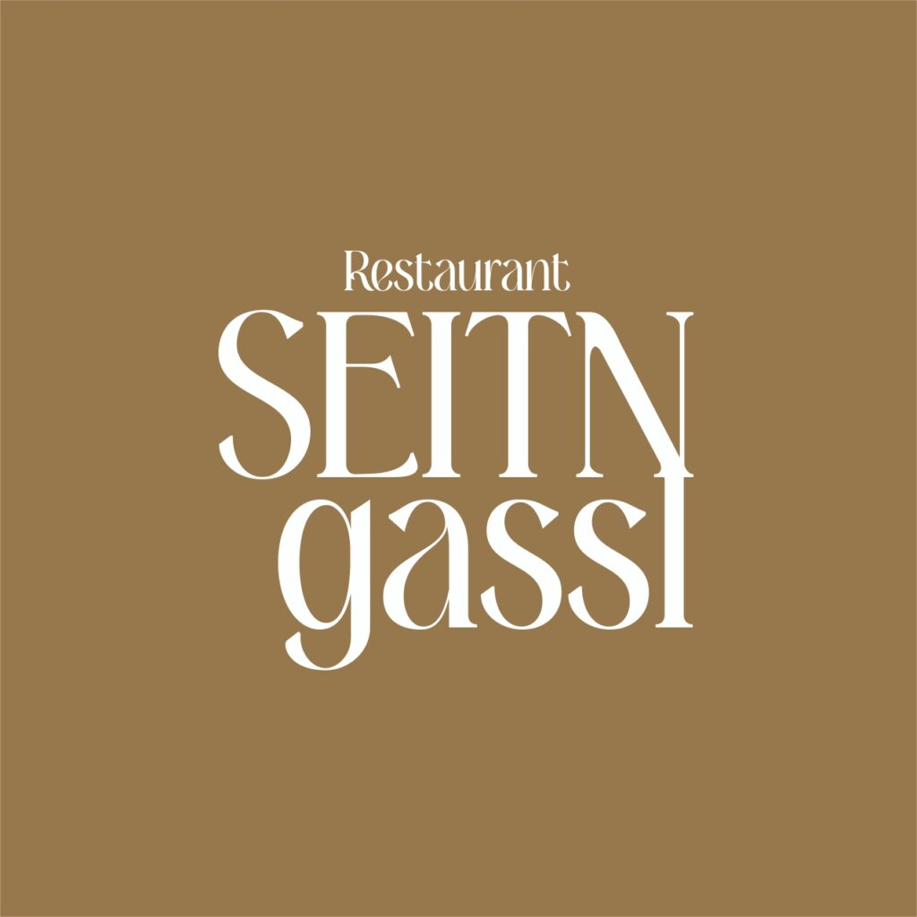 Logo von Restaurant SEITN gassl auf braunem Hintergrund, gestaltet von Webschmiede.