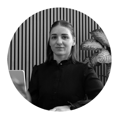 Mitarbeiterin der Webschmiede Agentur arbeitet am Computer, modernes Bürodesign im Hintergrund.