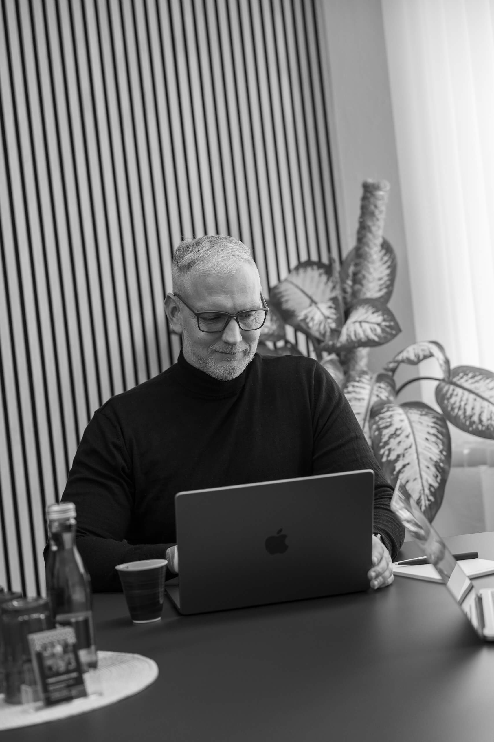 Person arbeitet am Laptop in modernem Büro der Webschmiede, WordPress Agentur in Oberwart, Burgenland.