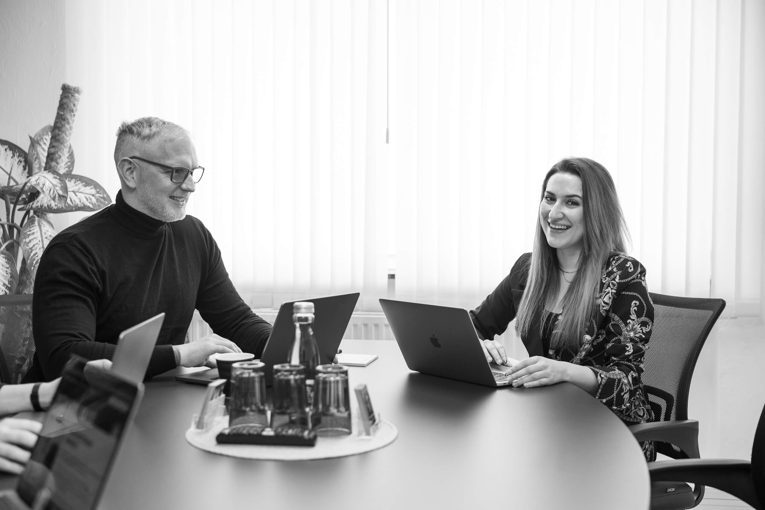 Team der Webschmiede-Agentur in Oberwart bei einer Besprechung über WordPress-Webdesign und SEO, zwei Personen am Laptop.