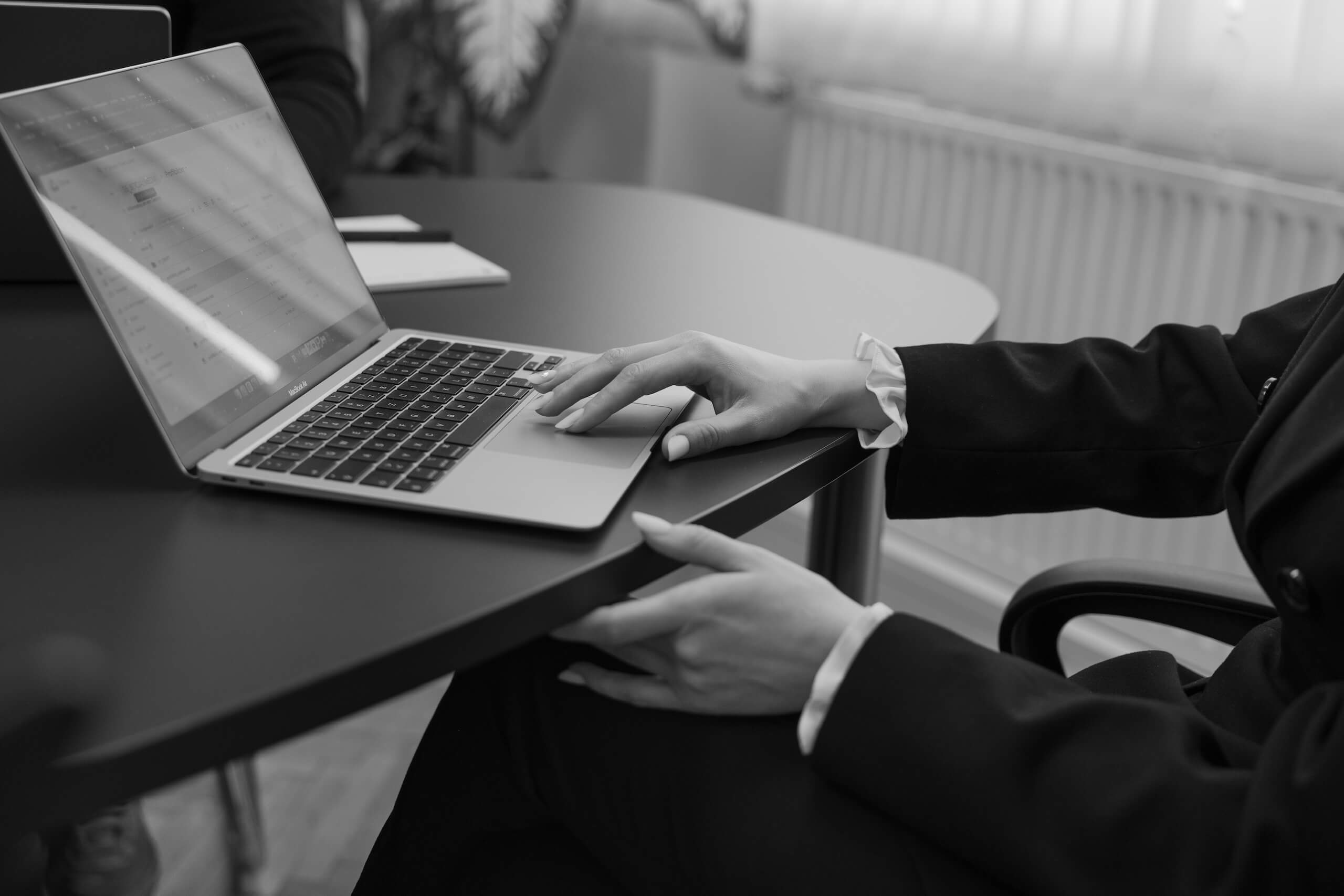 Person arbeitet am Laptop im Büro, stilvolles Webdesign-Projekt bei Webschmiede WordPress Agentur in Oberwart, Burgenland.