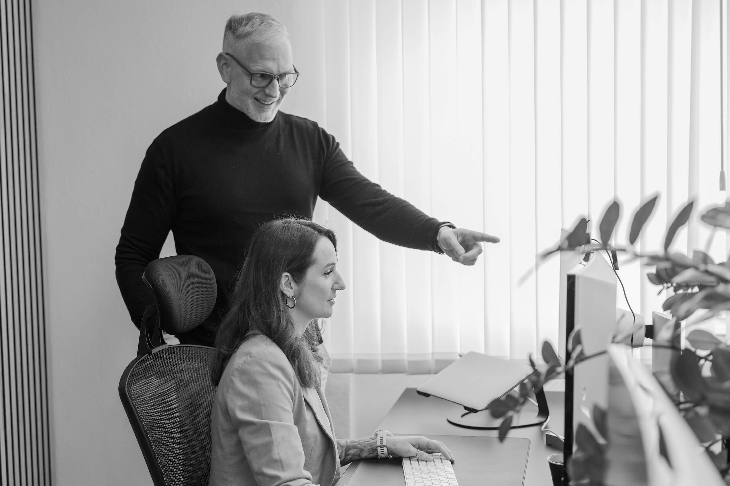 Mitarbeiter der Webschmiede arbeiten zusammen an einem Computer, WordPress-Webdesign und SEO in einem Büro in Oberwart.