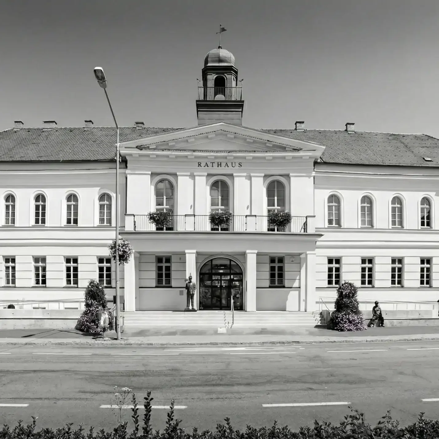 Historisches Rathaus in Oberwart, Burgenland, mit dekorativen Blumenarrangements, ideal für lokale WordPressAgentur Oberwart -Projektinspirationen.