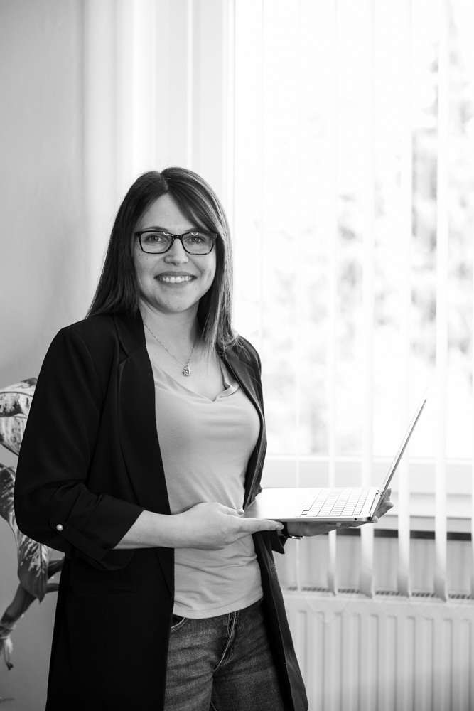 Person mit Laptop im Büro von Webschmiede, WordPress Agentur in Oberwart, spezialisiert auf Webdesign und SEO.