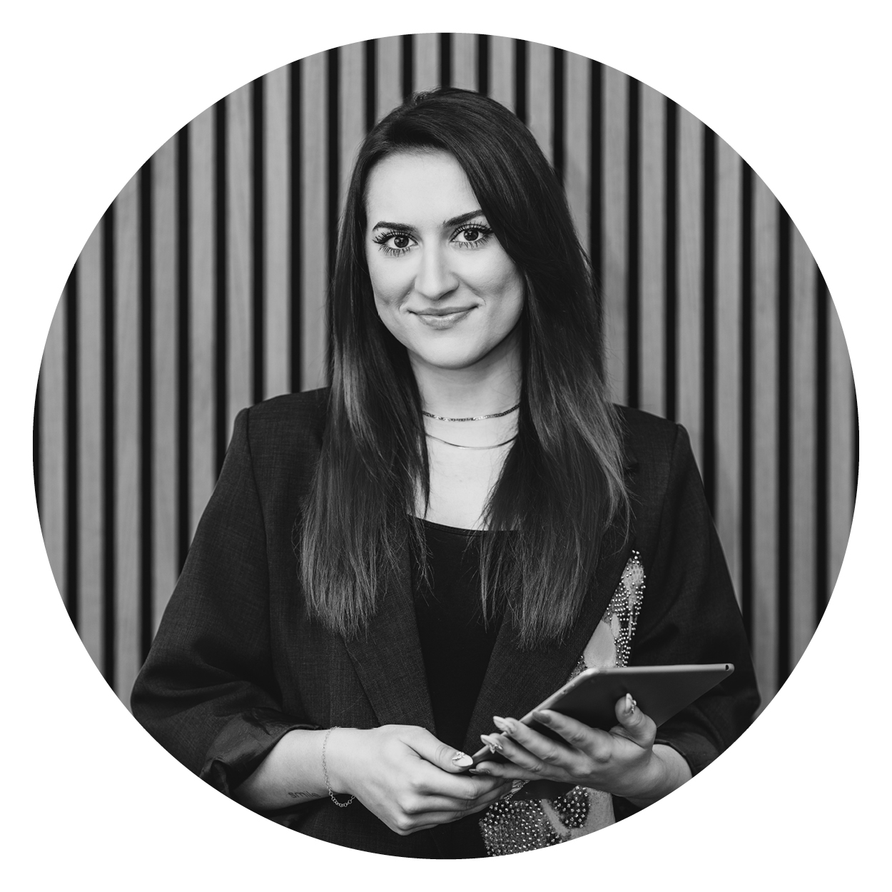 Eine Person hält ein Tablet vor einer Holzlamellenwand, repräsentiert Webschmiede WordPress Agentur.