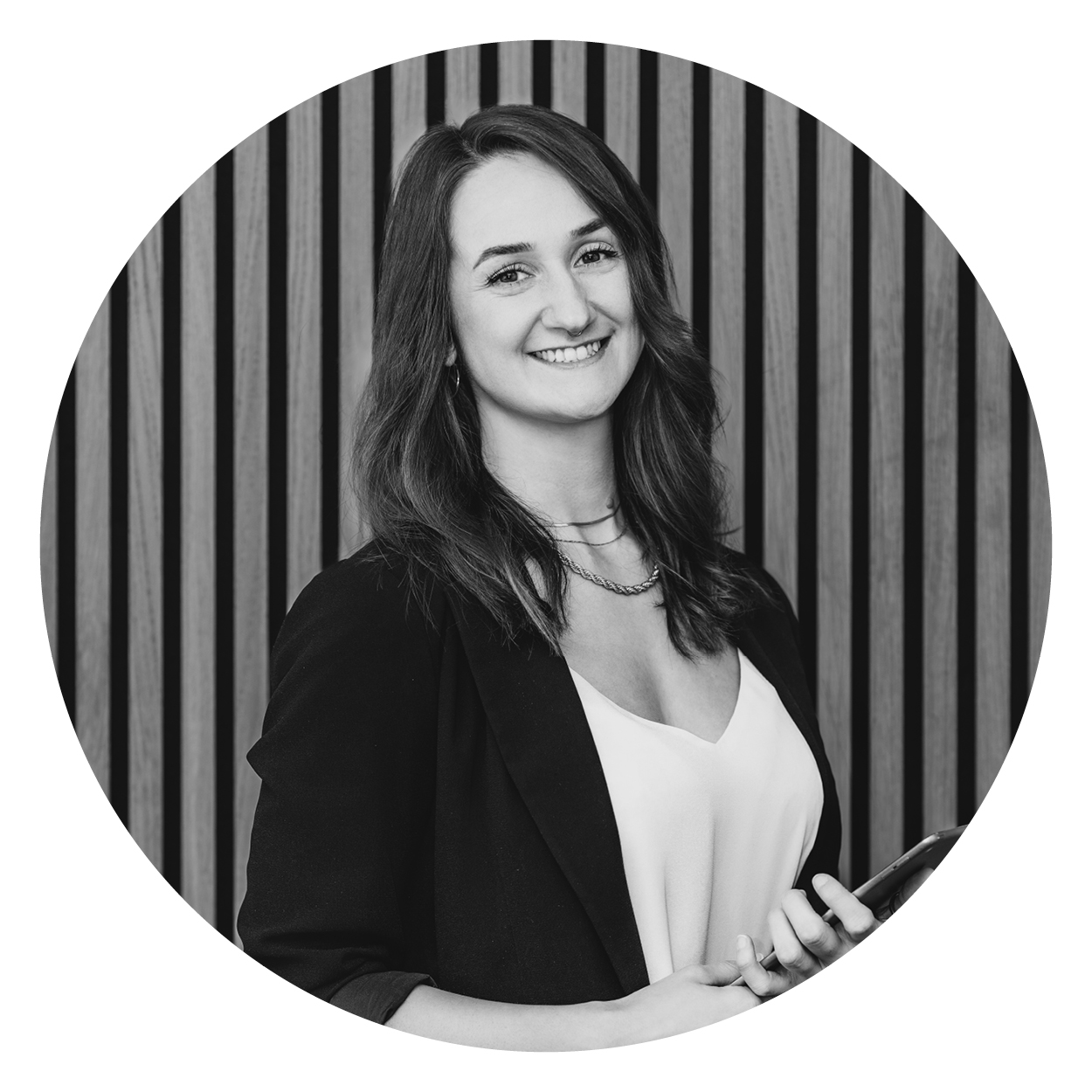 Eine lächelnde Person in einem professionellen Umfeld der Webschmiede, spezialisiert auf WordPress-Websites und SEO.
