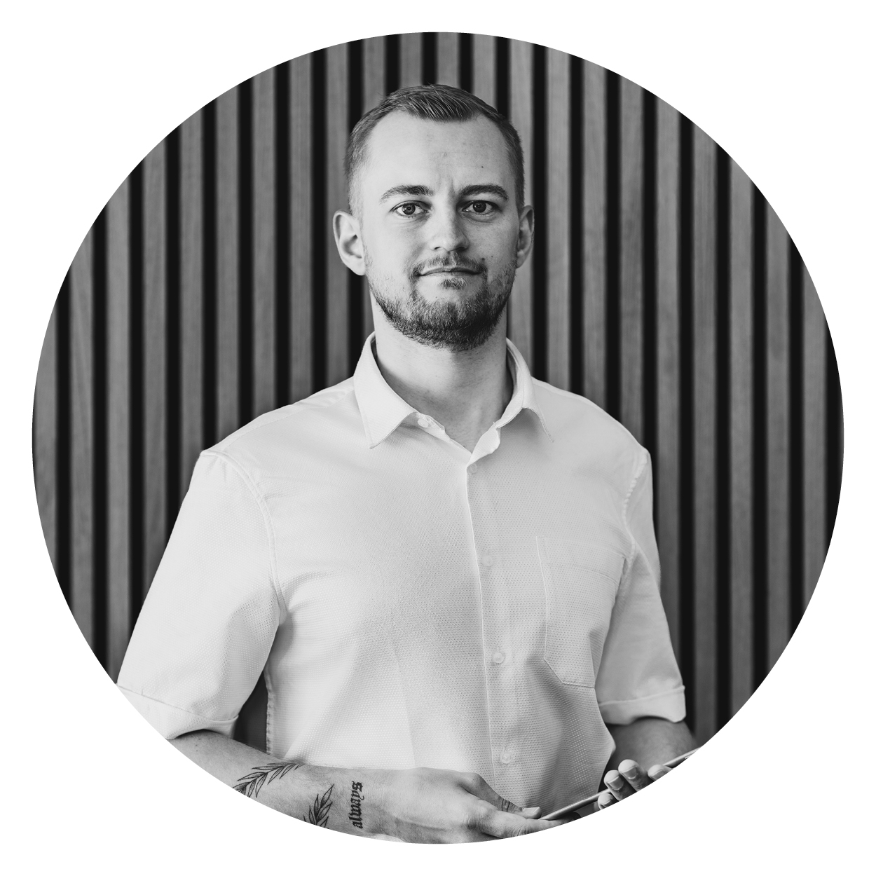 Mitarbeiter der Webschmiede, WordPress Agentur in Oberwart, vor gestreiftem Hintergrund im Büro.