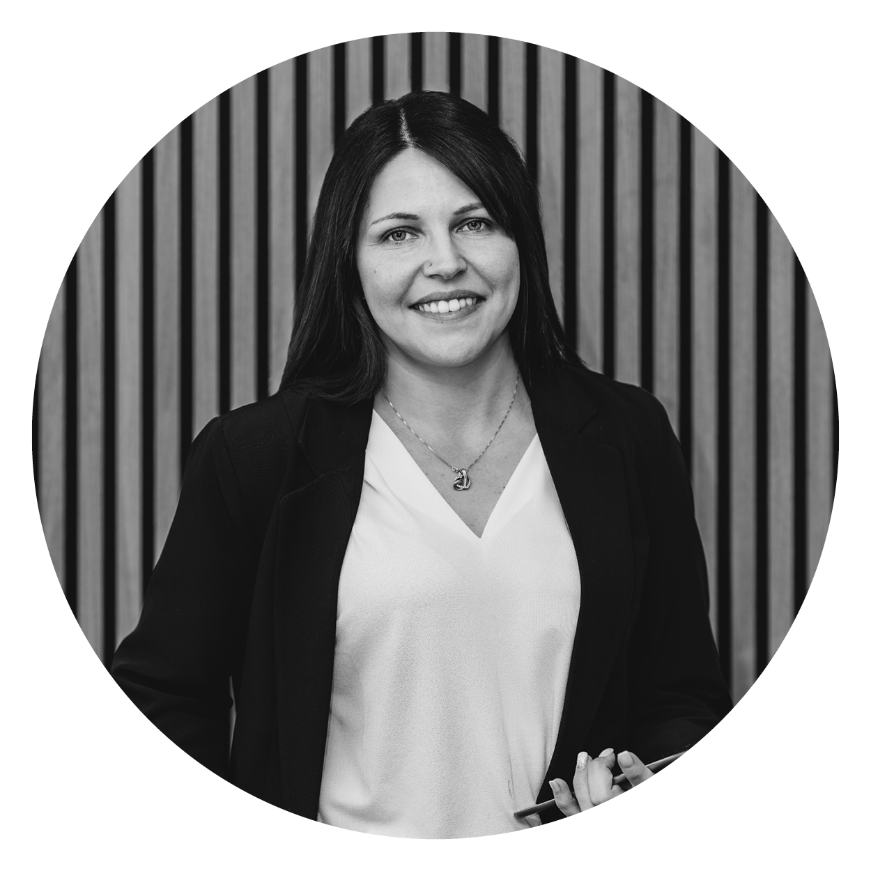 Eine lächelnde Person vor Holzpaneelen bei Webschmiede, WordPress Agentur in Oberwart, spezialisiert auf Webdesign und SEO.