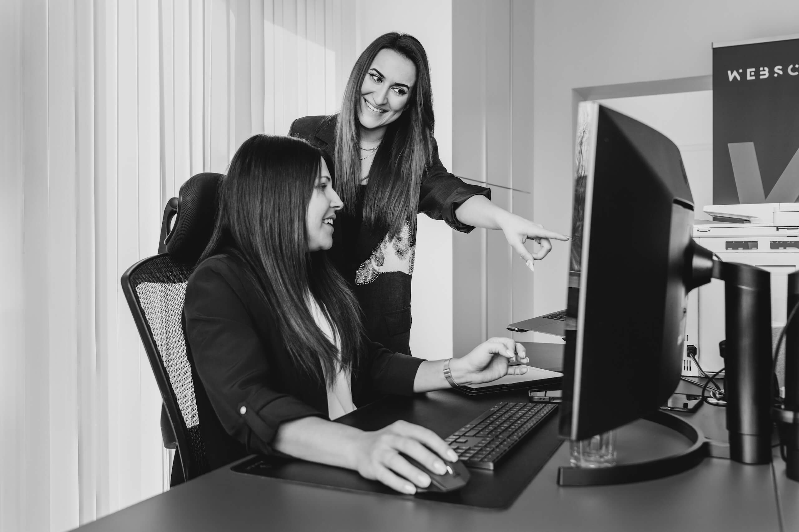 Team bei der Webschmiede in Oberwart plant eine WordPress-Website am Computer.