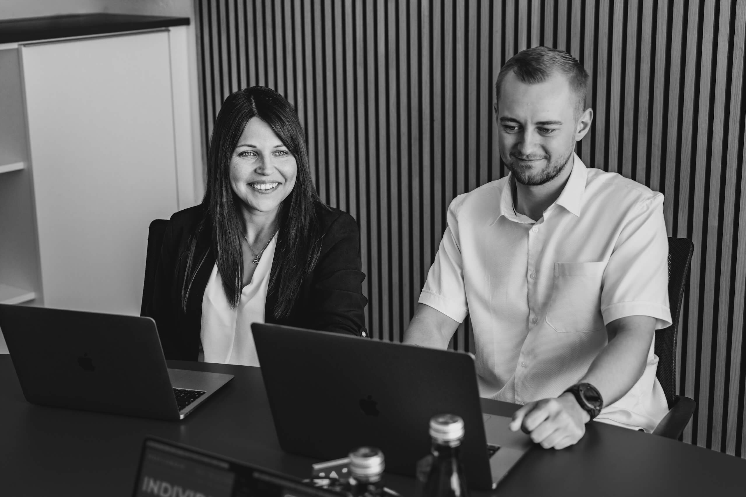Team arbeitet am Laptop in moderner Webschmiede, WordPress-Agentur für Webdesign und SEO aus Oberwart, Burgenland.