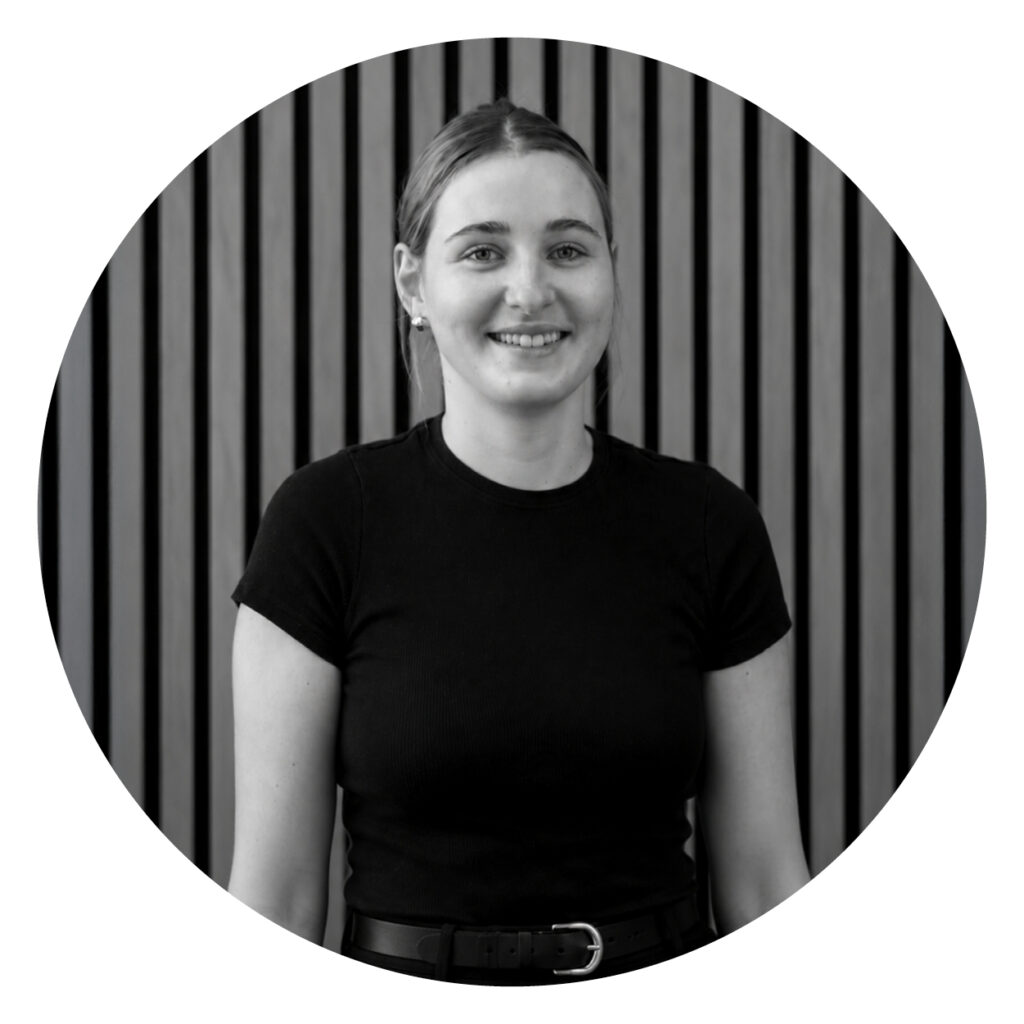 Person porträtiert vor moderner Holzwand, repräsentiert Team der Webschmiede, WordPress Agentur in Oberwart, Burgenland.