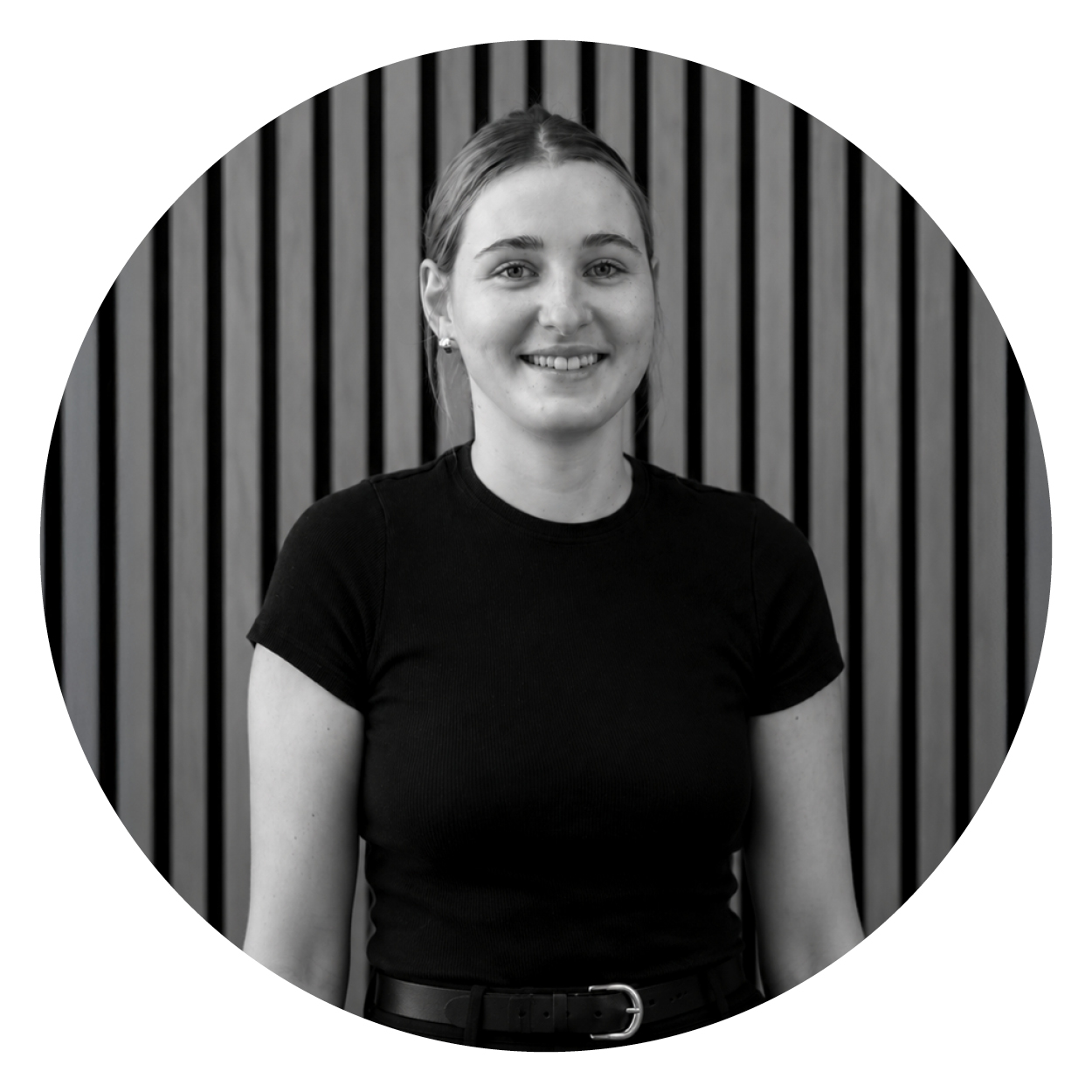 Person porträtiert vor moderner Holzwand, repräsentiert Team der Webschmiede, WordPress Agentur in Oberwart, Burgenland.